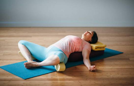 Posturas de yoga para aliviar los dolores menstruales