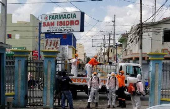 Momento en que se desinfecta el Hospital San Vicente de Paúl.