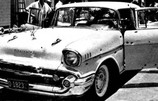 Estado en que quedó el auto en que viajaba Trujillo la noche el atentado. Foto: Archivo General de la Nación
