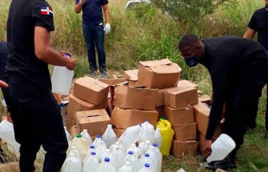 Incautan miles de botellas y galones de clerén en Santiago