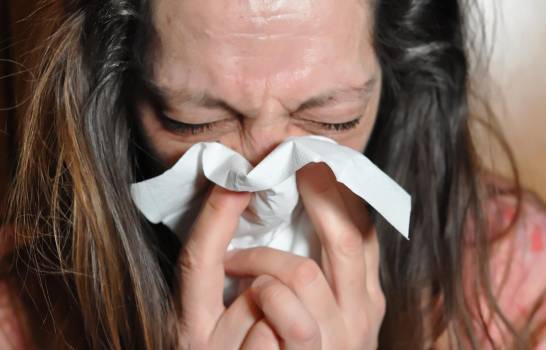 ¿Aguantar un estornudo podría causar daños a la salud?