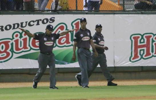 Nelson De la Cruz (centro) forma parte del grupo de árbitros que trabajan la pelota invernal dominicana. (Fuente externa)