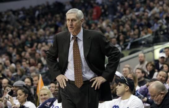 En imagen de archivo del 11 de diciembre de 2010, el entrenador en jefe del Jazz de Utah, Jerry Sloan, observa las acciones durante un partido frente a los Mavericks, en Dallas.