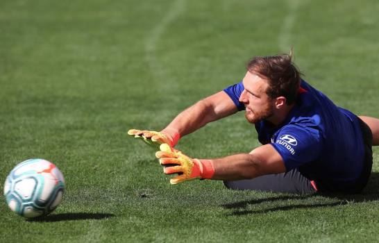 El portero esloveno del Atlético de Madrid Jan Oblak durante el entrenamiento del equipo, este jueves, de cara al partido del próximo domingo frente al Athletic de Bilbao con el que reanudan la liga. (EFE/Atleticodemadrid.com)