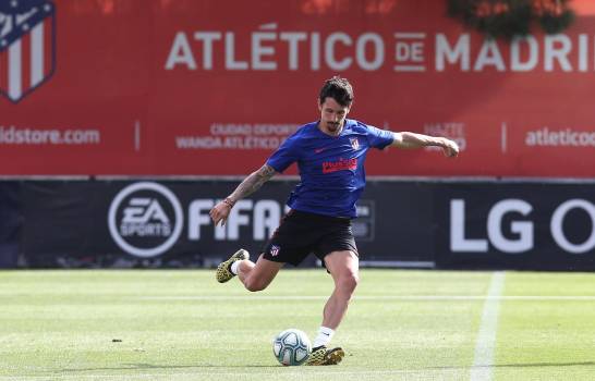 El defensa montenegrino del Atlético de Madrid Stefan Savic durante el entrenamiento del equipo, este jueves, de cara al partido del próximo domingo frente al Athletic de Bilbao con el que reanudan la liga. (EFE/Atleticodemadrid.com)