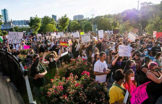 Grupo de personas reunida fuera del Departamento de la Policía Knoxville, en Knoxville, en solidaridad con Minneapolis.