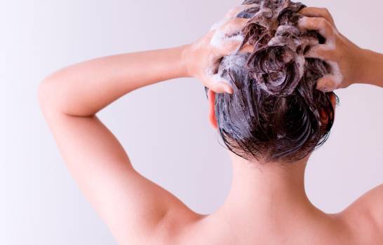 ¿Cómo lavar el cabello correctamente? 4 cosas que no debes hacer