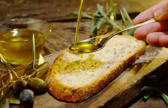 El aceite de oliva es una fuente de vitamina E.