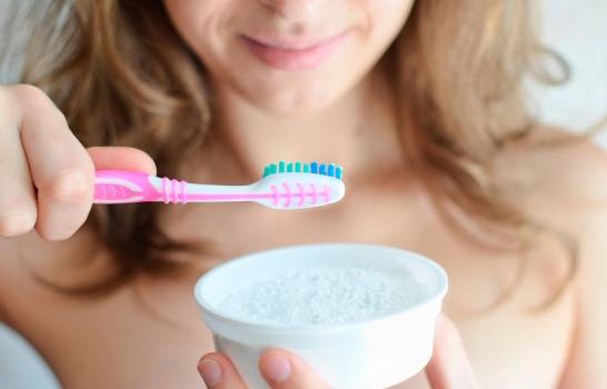 Hay quienes sustituyen la pasta dental por bicarbonato.