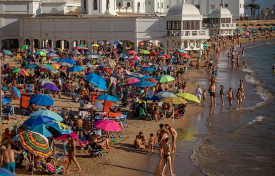 Bañistas disfrutan de la playa en Cádiz, en el sur de España, el viernes 24 de julio de 2020.