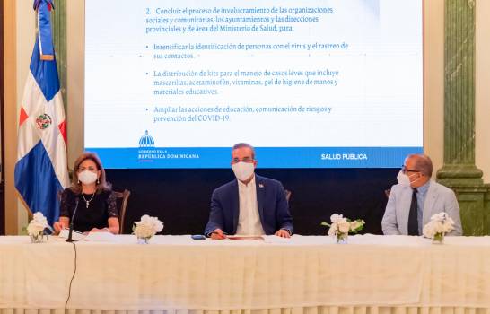 A la izquierda, la vicepresidenta y coordinadora del Gabinete de Salud, Raquel Peña, junto al presidente de la República, Luis Abinader, en el centro, y el ministro de Salud Pública, Plutarco Arias.