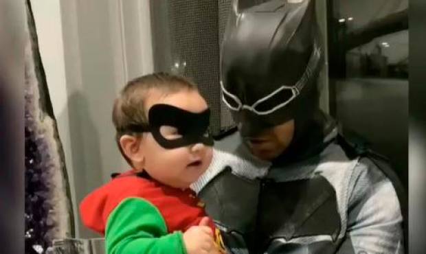 Romeo se disfraza de Batman y su hijo de Robin por Halloween 